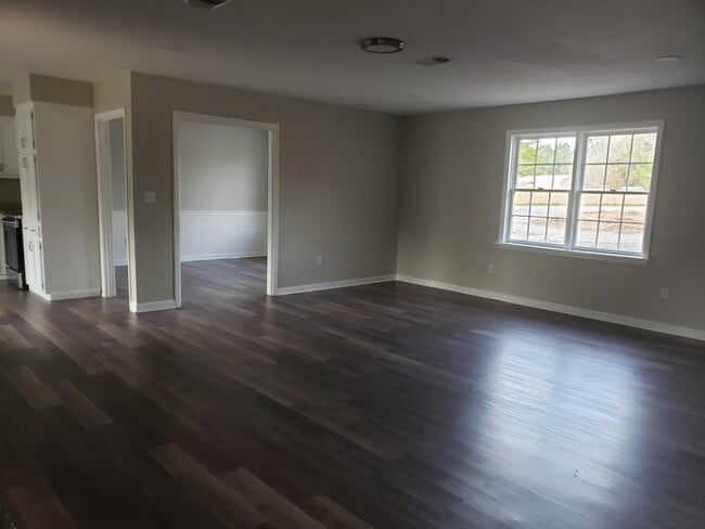 Building Photo - Newly renovated!