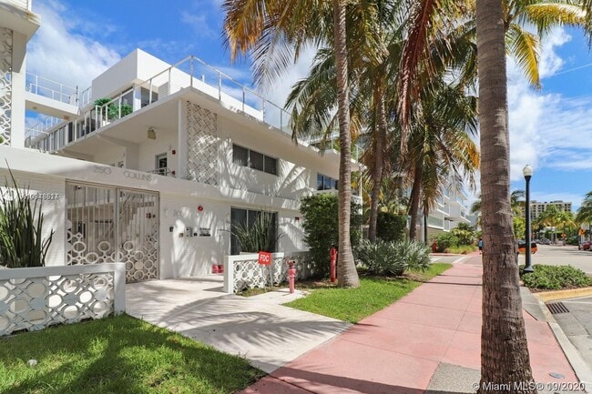 Building Photo - 250 Collins Ave