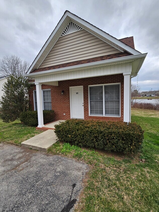 Foto principal - 915 Nottingham Dr
