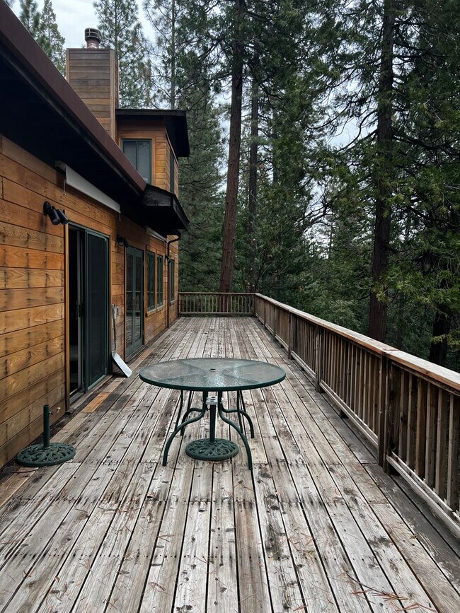 Building Photo - Large Pioneer Home