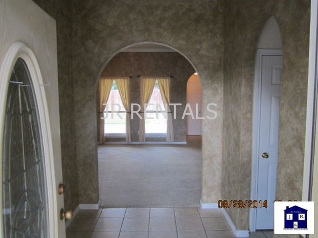 Building Photo - Lots of sunlight to brighten your day