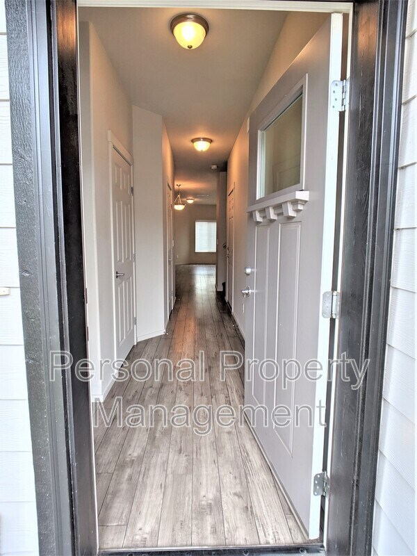 Building Photo - 1323 NE 83rd Dr