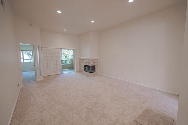 Building Photo - 1 Bedroom Condo for Rent in Valencia!