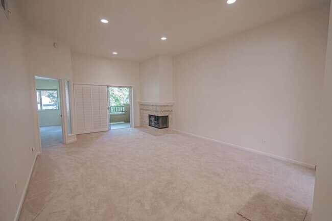 Foto del edificio - COMING SOON! 1 Bedroom Condo for Rent in V...