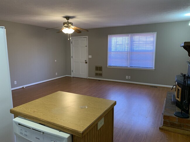 Foto del edificio - 219 Myers and Chance Rd