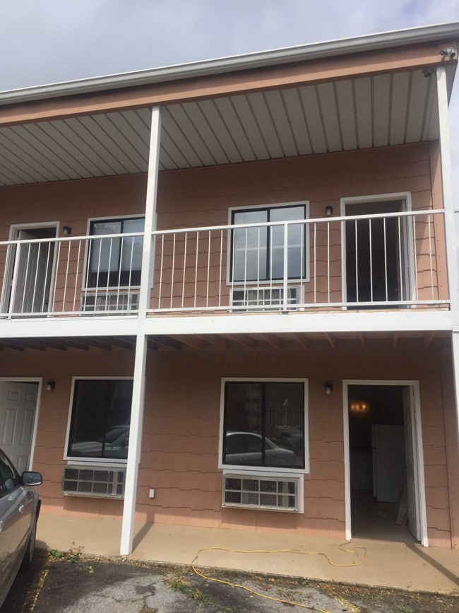 Building Photo - 215 Race St (16 Unit)