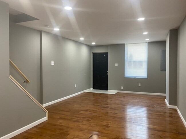 Building Photo - 925 N Markoe St
