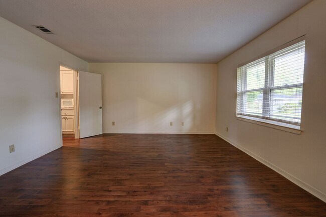 Foto del edificio - 2 BD/ 2 BTH home is located in the highly ...