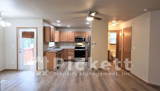 Building Photo - Lovely 3 Bedroom in Sunset Estates Community