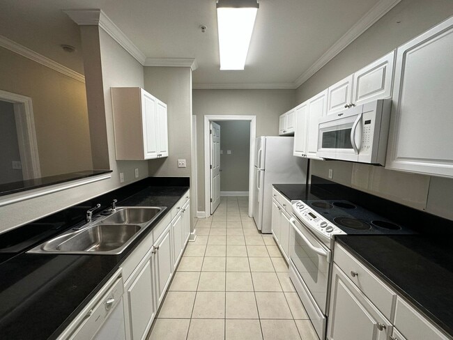 Building Photo - COMING SOON - FIRST FLOOR APARTMENT COMMUN...