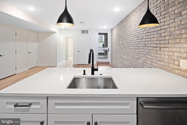 Building Photo - 806 N 2nd St