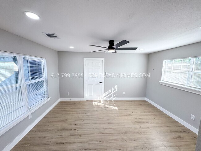 Foto del edificio - 5017 Higgins St