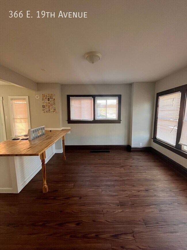 Foto del edificio - 366 E 19th Ave