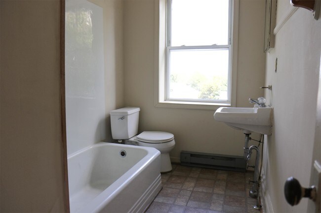 Building Photo - 671 Highland Way