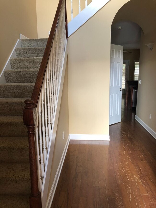 Building Photo - Eagle Landing - End Unit!