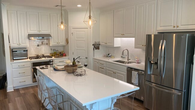 Kitchen - 9004 Southlawn Dr