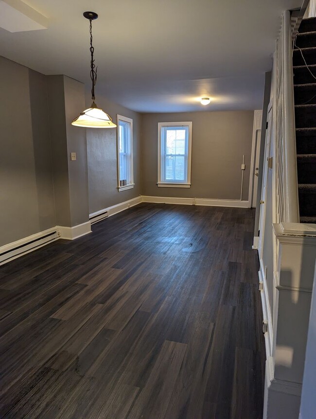 Building Photo - Recently Renovated 2 Bed 1.5 Bath Townhome...