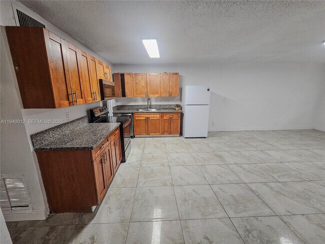 Foto del edificio - 5615 NW 27th Ct