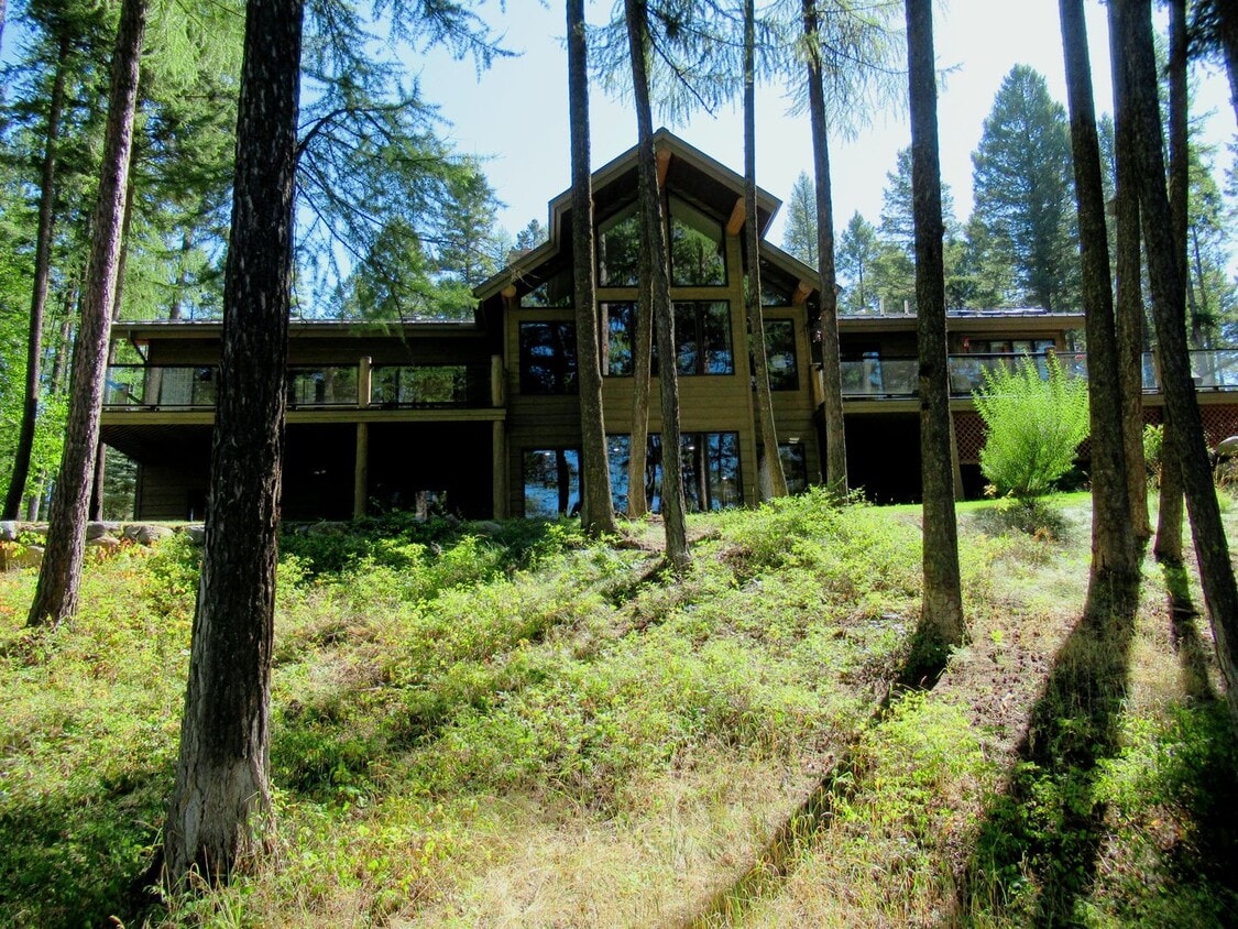 Primary Photo - Hidden Whitefish Lake 3 bedroom Furnished ...