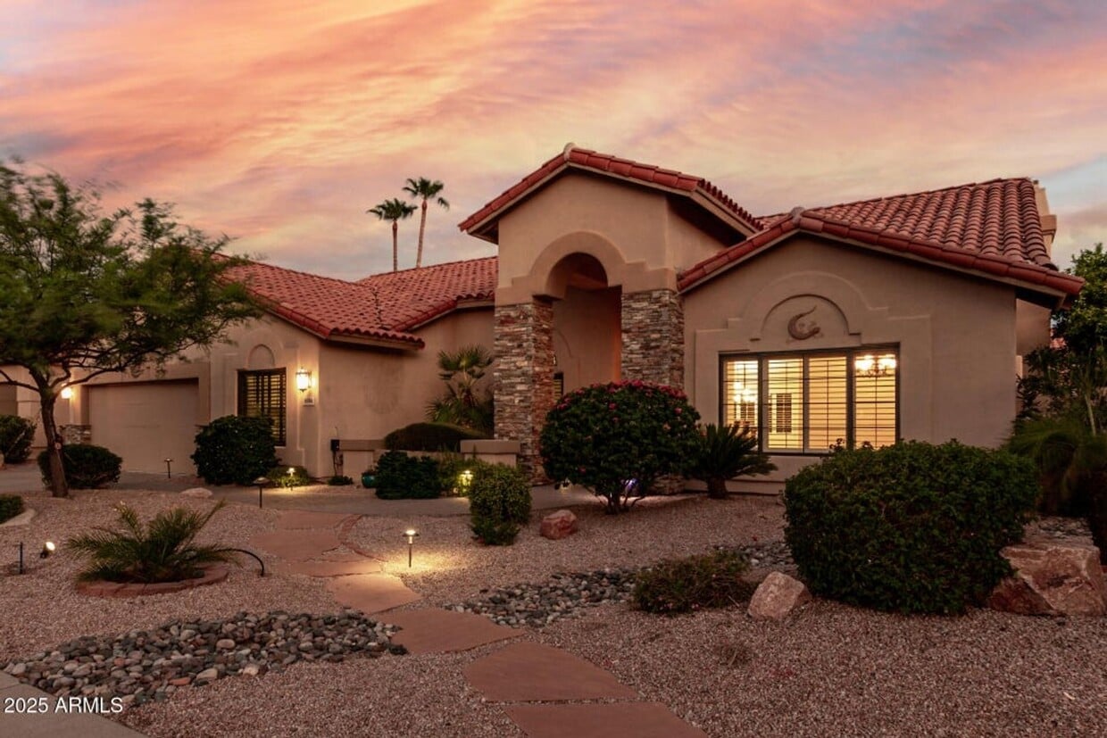 Foto principal - 4 Bedroom 2 Bathroom Scottsdale Ranch Home