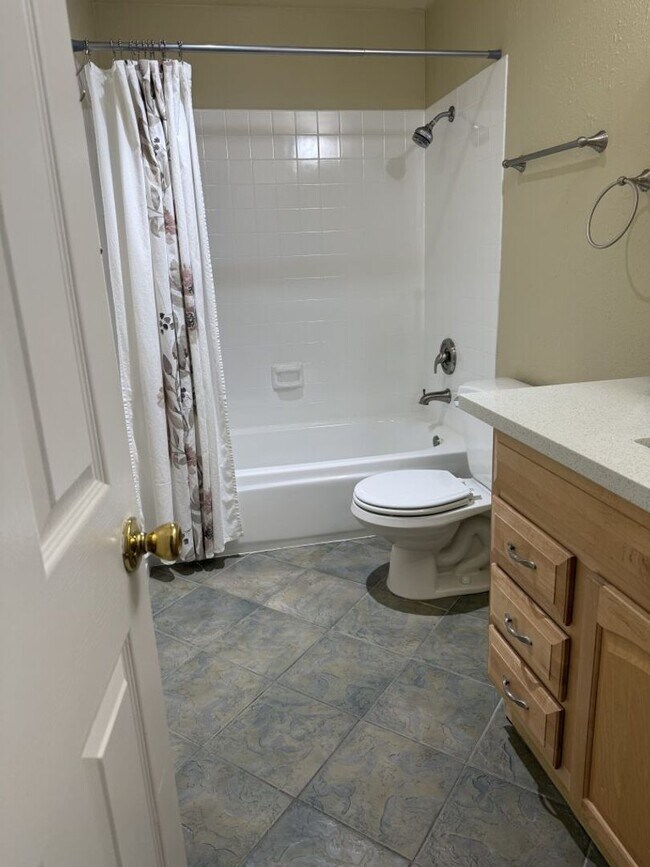 Foto del edificio - Updated Bellevue Condo with Reserved Parki...
