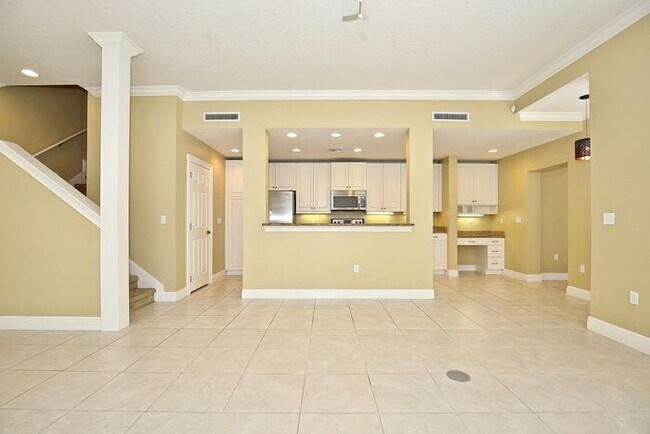 Foto del edificio - Stunning 3/2.5 Spacious Townhome with a 2 Car Garage Located in the Desirable Baldwin Park - Orla...