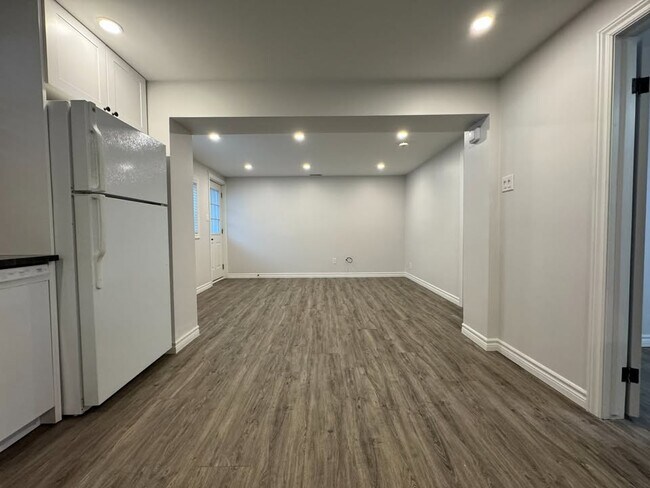 Photo du bâtiment - Basement-74 Peel St Barrie Ontario L4M 3L4