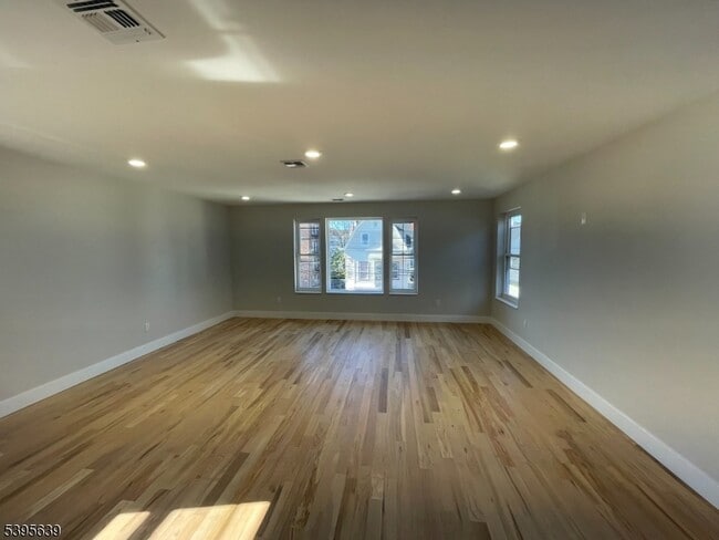 Building Photo - 119-121 Lewis St