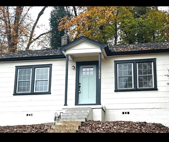 Building Photo - 2206 Maplewood Dr