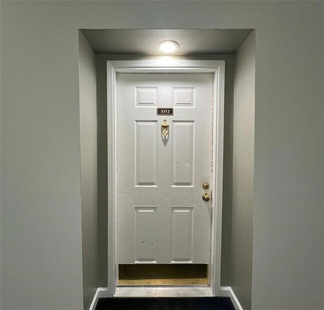 Building Photo - 3312 Pine Heights Dr NE