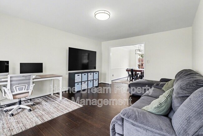 Foto del edificio - 7415 Sterling Dr