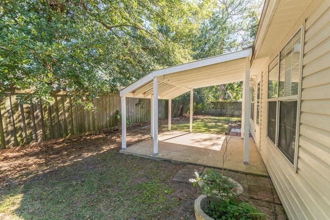 Foto del edificio - 410 Hidden Lakes Ln