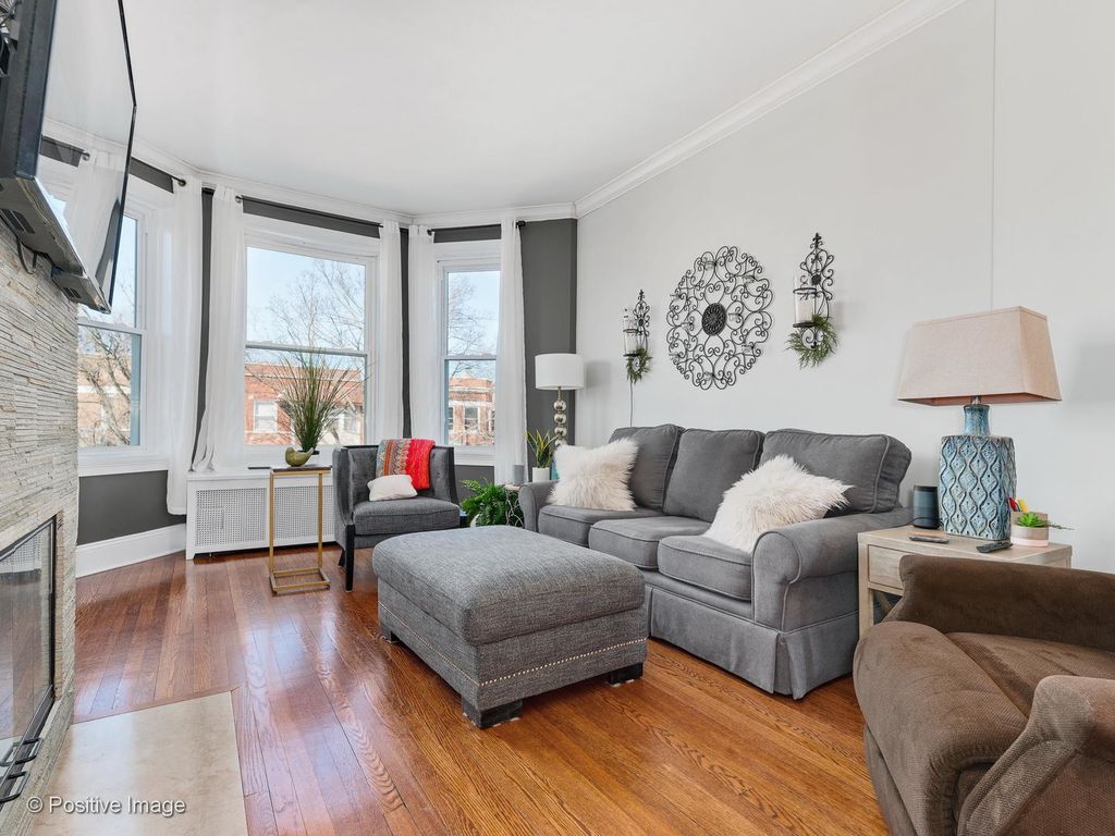 Living Room - 2559 W Argyle St