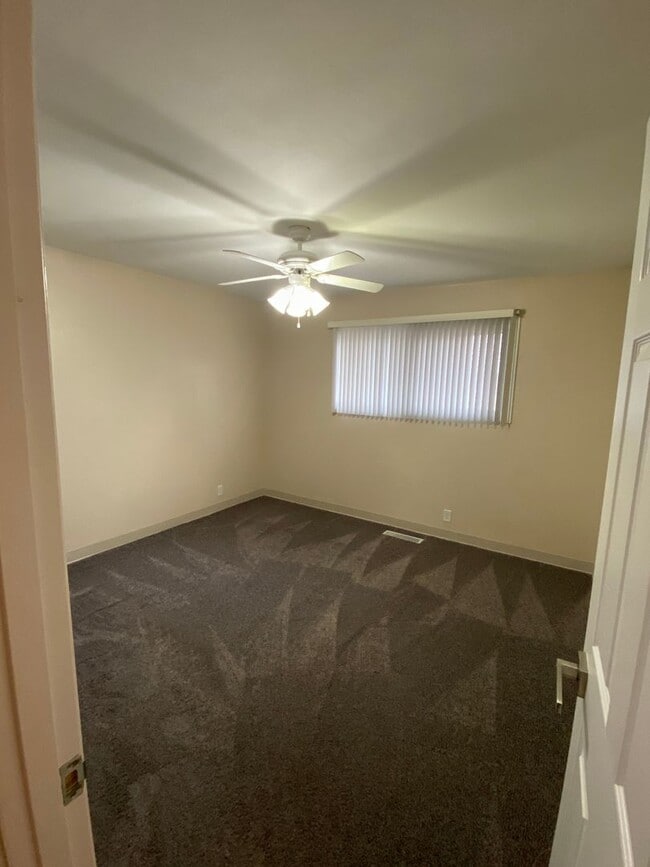 Building Photo - 405 E Southridge Rd