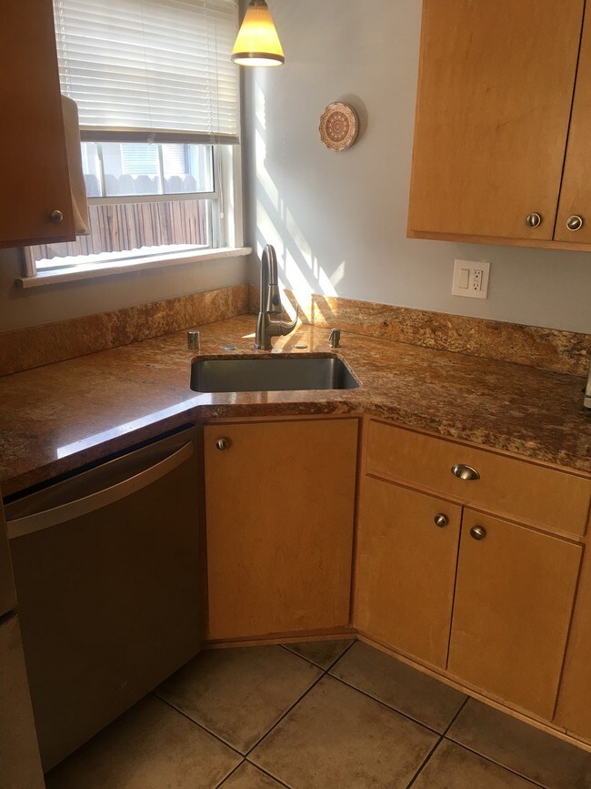 kitchen - 5117 Overland Ave