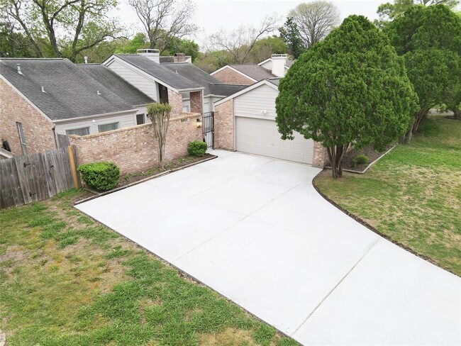 Foto del edificio - 2023 Woodland Springs St