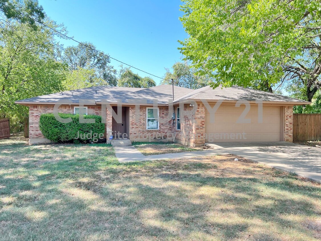 Foto principal - Charming 3/2/2 in Lake Dallas For Rent!