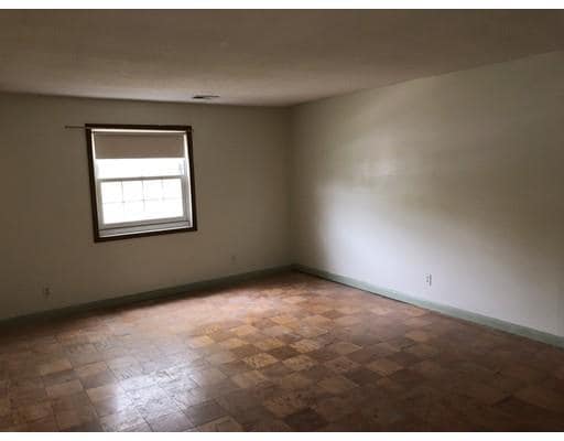 Building Photo - 101 Oak Ln