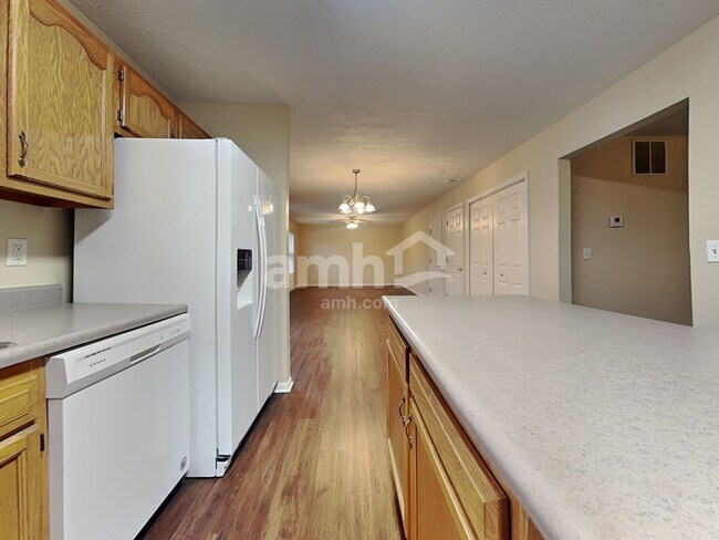 Foto del edificio - 557 Whispering Pines Pl