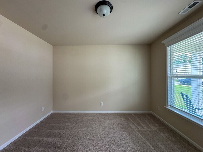 Foto del edificio - Stunning 5 Bed 4.5 Bath Fayetteville Home with Fenced Yard