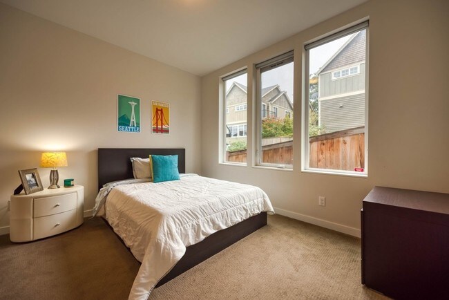 Building Photo - Fantastic 3 Bedroom Townhome w/Attached Garage and A/C in Seattle!!