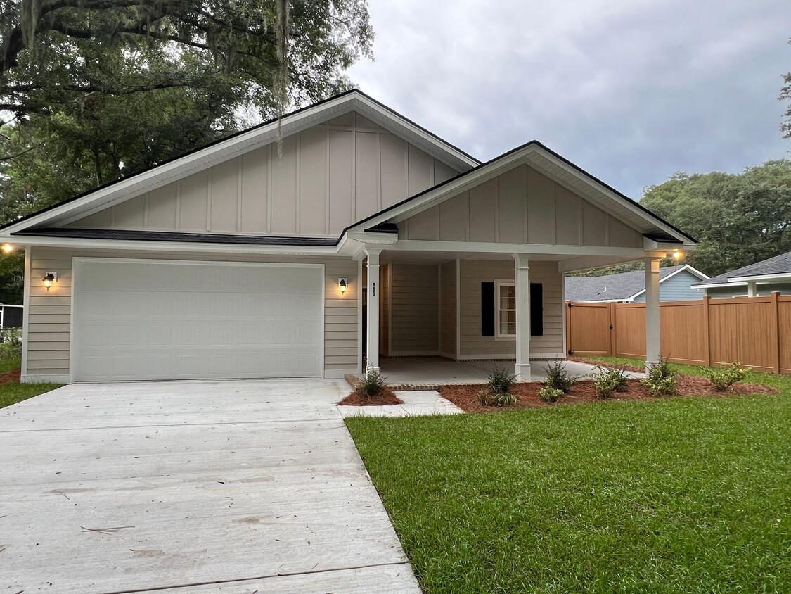 Foto principal - 3 Bed 2 Bath Home with Porches and Huge Ba...