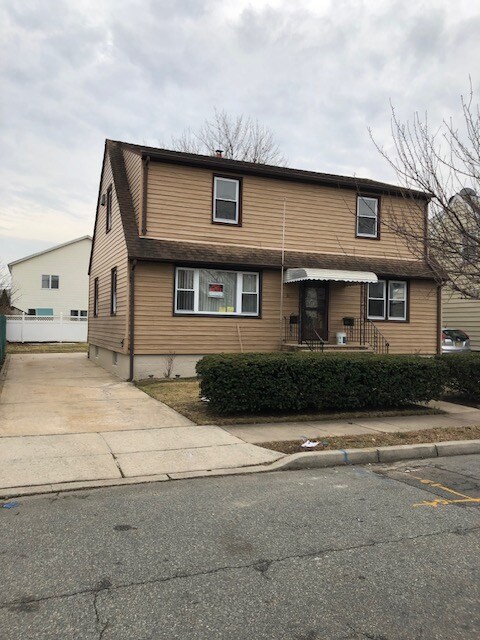 Primary Photo - 64 Hartman Ave