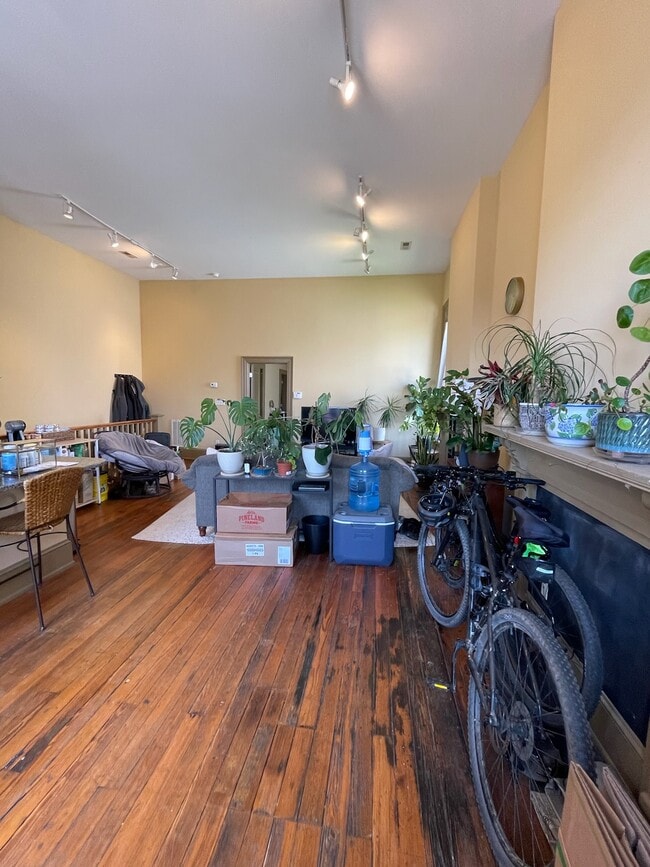 Building Photo - 1221 Hull St