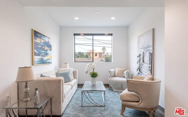 Foto del edificio - 552 N Hobart Blvd