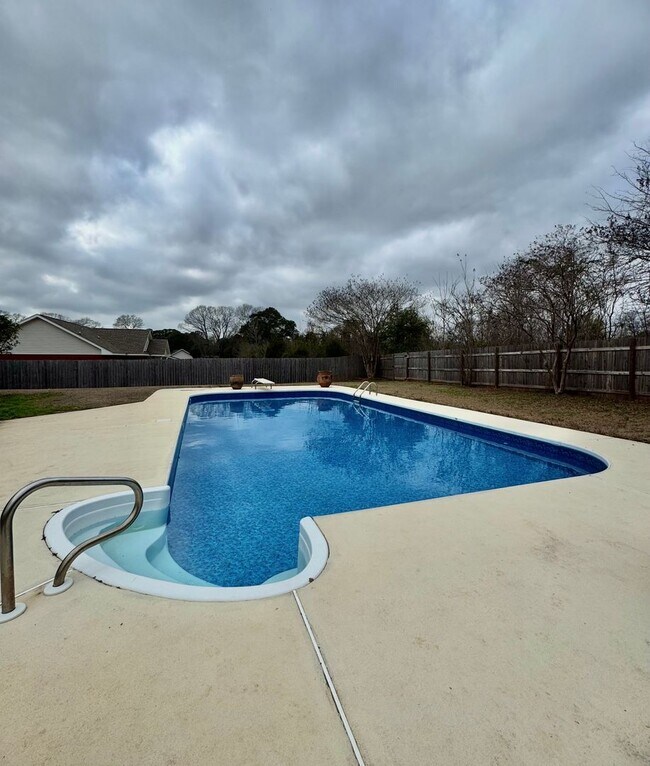 Building Photo - 112 Autumn Way