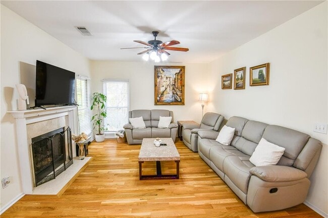 Building Photo - 1865 Oak Tree Hollow