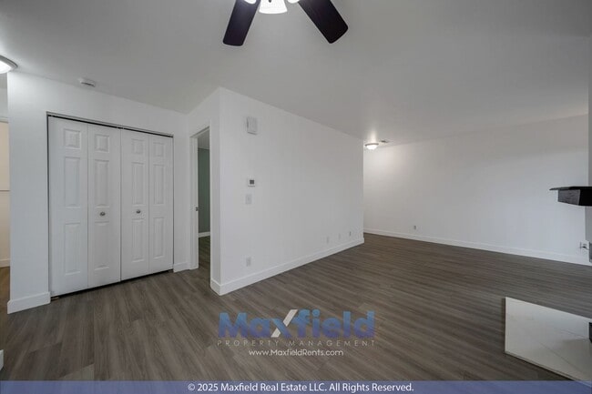 Building Photo - TOP LEVEL CONDO - 2BD 2 BA - NEW PAINT!