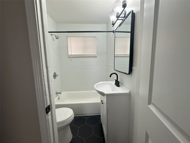 Building Photo - 515 Margil St