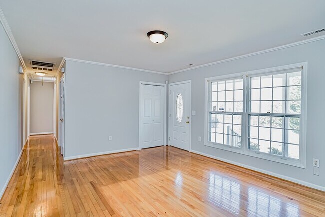 Photo - 123 Swinton Dr House